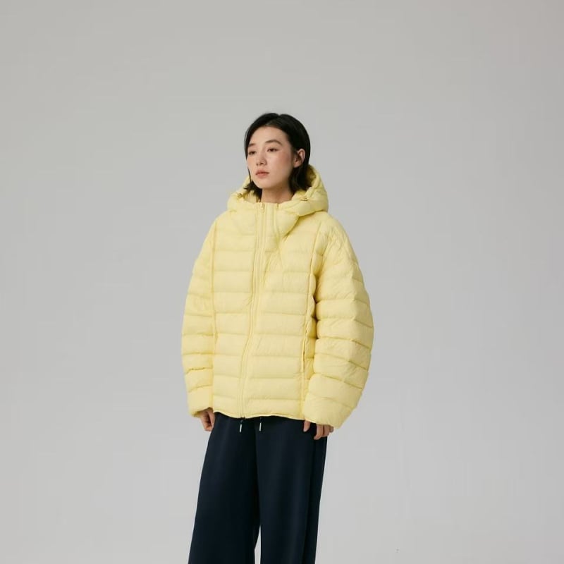Dámska kapucňová bundička s perím z bielej kačice, voľný strih, 101–200 g výplň, obsah peria 86–90%, polyesterová tkanina, jeseň 2025