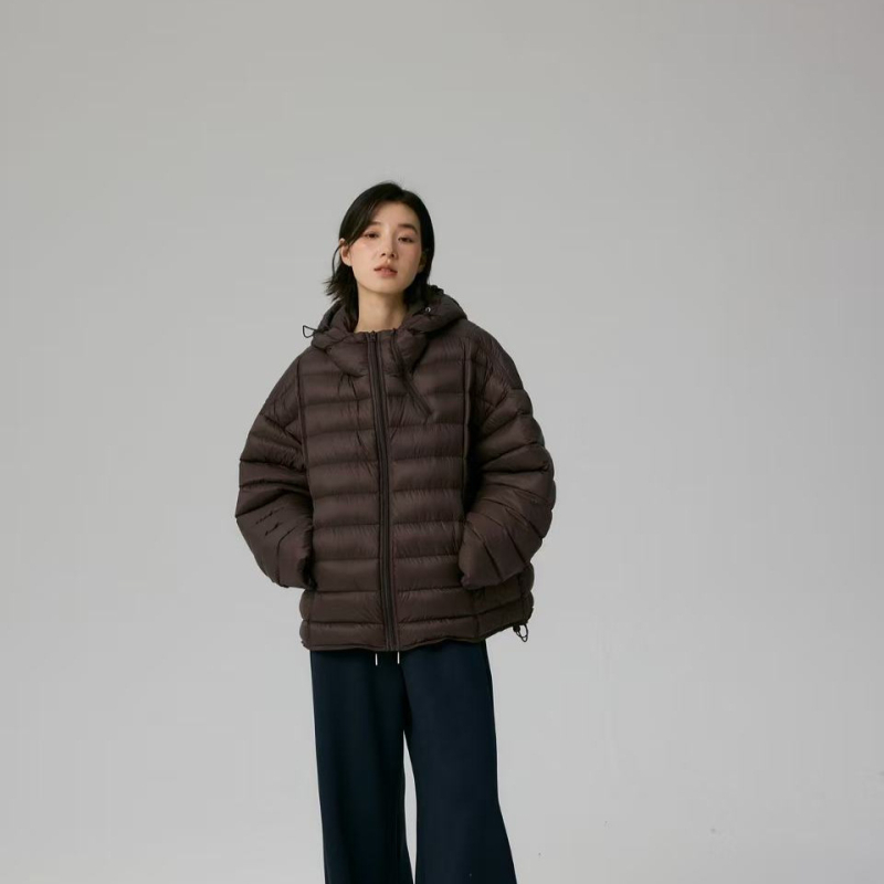 Dámska kapucňová bundička s perím z bielej kačice, voľný strih, 101–200 g výplň, obsah peria 86–90%, polyesterová tkanina, jeseň 2025