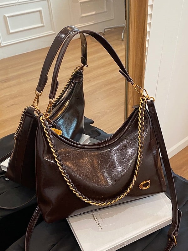PU bőrCrossbody táska, vízszintes négyzet alakú, cipzáras nyitás, belső zsebek (cipzáras zseb és telefon zseb)