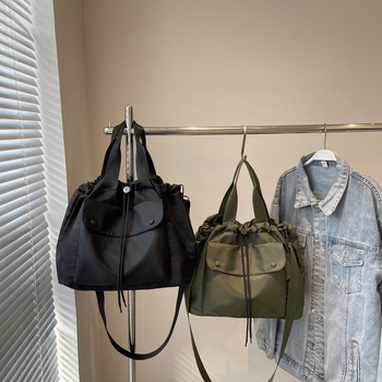 Nagy kapacitású női húzós-zsinóros kézitáska workwear-stílusban, kültéri sportokra, mindennapi használatra és utazásokhoz, keresztpántos