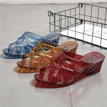 PVC papucs klín talppal (3–5 cm), csúszásmentes, beltéri és kültéri használatra