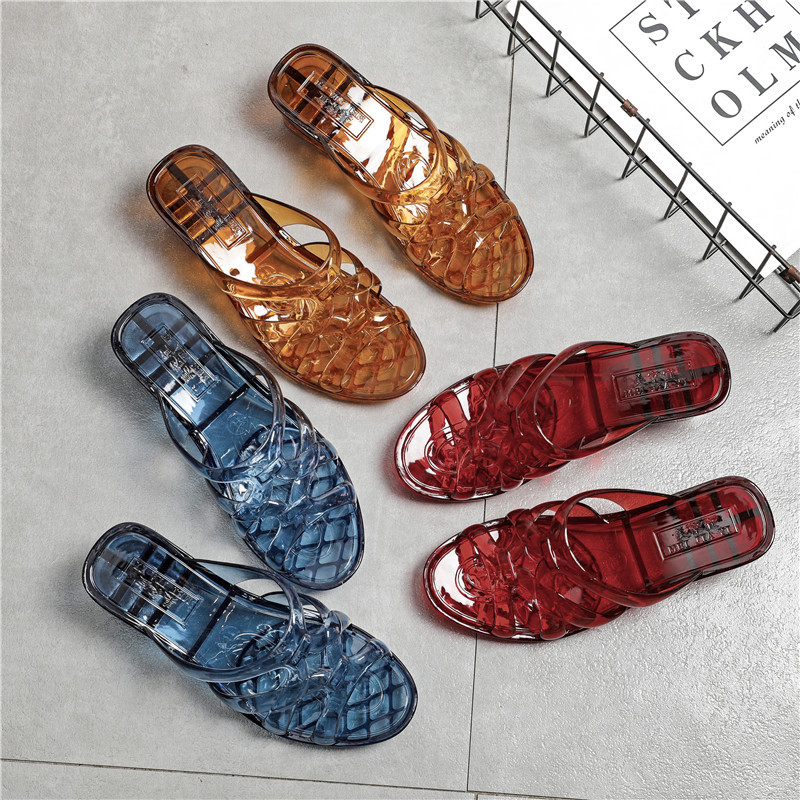 PVC papucs klín talppal (3–5 cm), csúszásmentes, beltéri és kültéri használatra