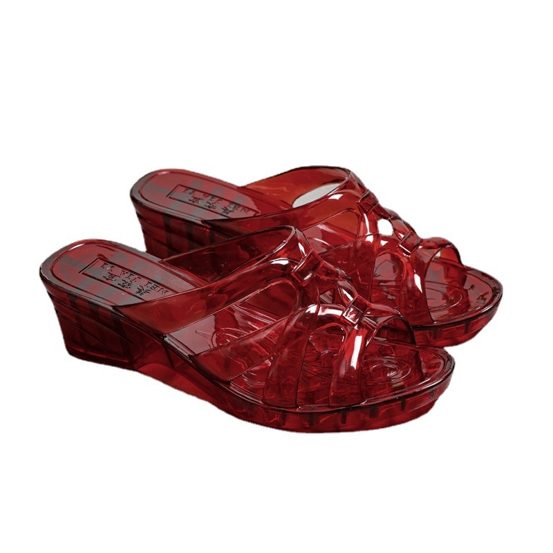PVC papucs klín talppal (3–5 cm), csúszásmentes, beltéri és kültéri használatra
