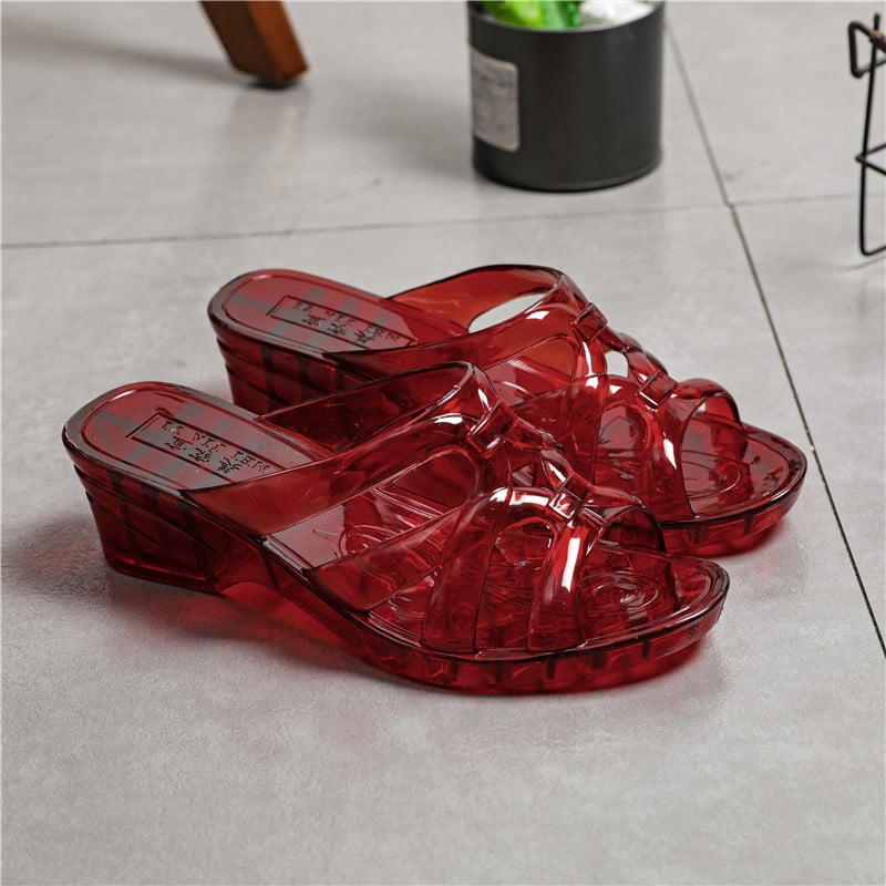 PVC papucs klín talppal (3–5 cm), csúszásmentes, beltéri és kültéri használatra