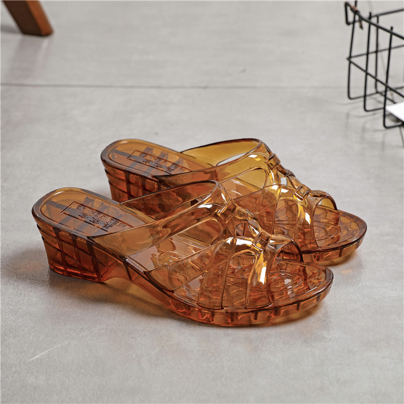 PVC papucs klín talppal (3–5 cm), csúszásmentes, beltéri és kültéri használatra