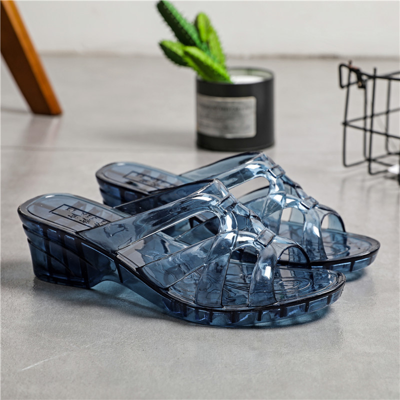 PVC papucs klín talppal (3–5 cm), csúszásmentes, beltéri és kültéri használatra