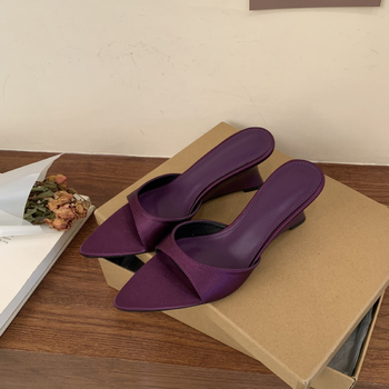 Naiste ühe rihmaga platvorm sandaalid, satiini ülaosa, Korea stiil, terava varbaga, kummist tald, PU vooder — suvi 2025