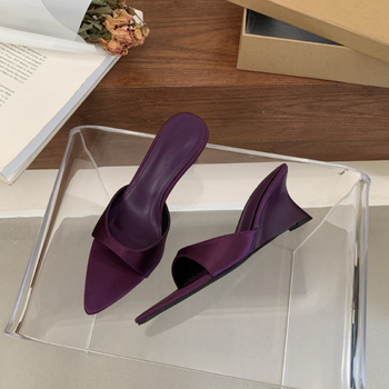 Naiste ühe rihmaga platvorm sandaalid, satiini ülaosa, Korea stiil, terava varbaga, kummist tald, PU vooder — suvi 2025