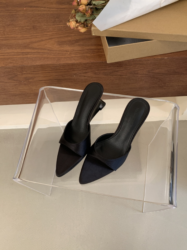 Naiste ühe rihmaga platvorm sandaalid, satiini ülaosa, Korea stiil, terava varbaga, kummist tald, PU vooder — suvi 2025