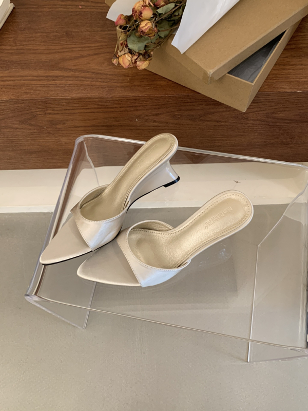 Naiste ühe rihmaga platvorm sandaalid, satiini ülaosa, Korea stiil, terava varbaga, kummist tald, PU vooder — suvi 2025