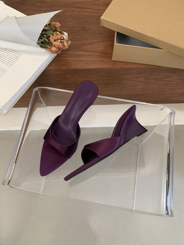 Naiste ühe rihmaga platvorm sandaalid, satiini ülaosa, Korea stiil, terava varbaga, kummist tald, PU vooder — suvi 2025