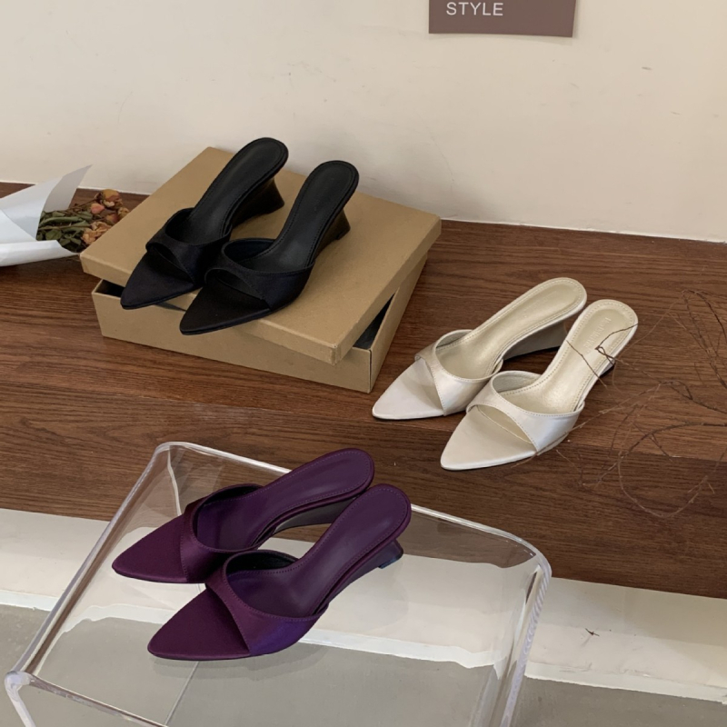 Naiste ühe rihmaga platvorm sandaalid, satiini ülaosa, Korea stiil, terava varbaga, kummist tald, PU vooder — suvi 2025