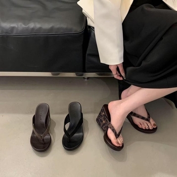 Naiste libisemiskindlad paksu tallaga platvorm-sandaalid ümmarguse varba, pealmine kiht super-fiber, kummist tallap, lihtne stiil, 2025 kevad