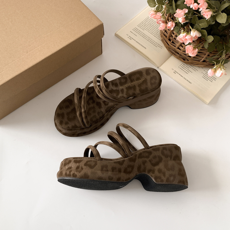 Ühe rihmaga sandaal, PU ülaosa, klinn-tallaga ja ümmarguse varbaga — Kevad 2025