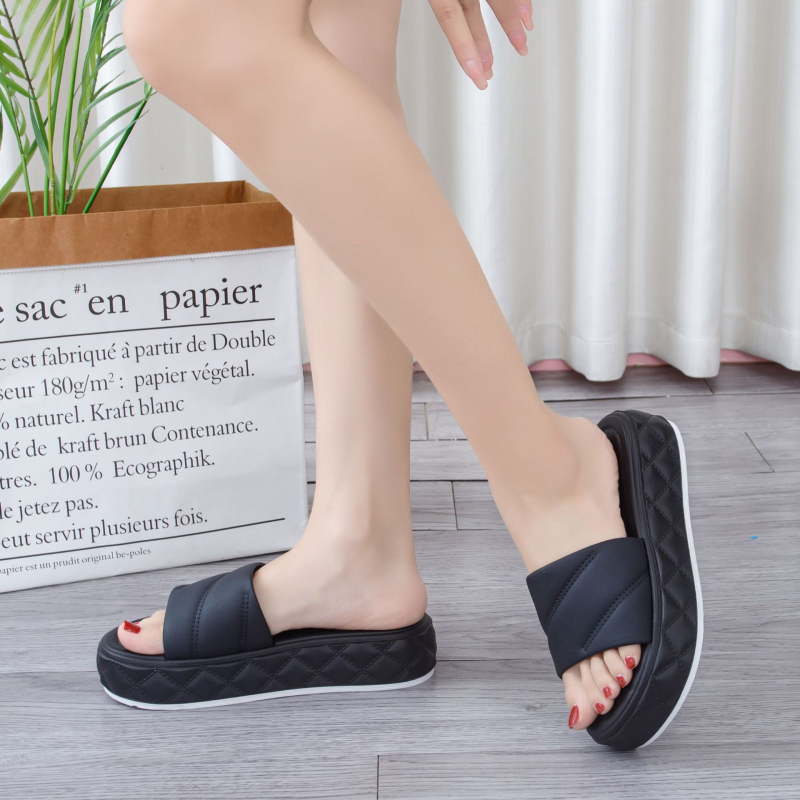 Női egypántos platformos szandál, PVC felsőrész, PVC talp, körkörös orr, bélés nélkül, nyári viselet