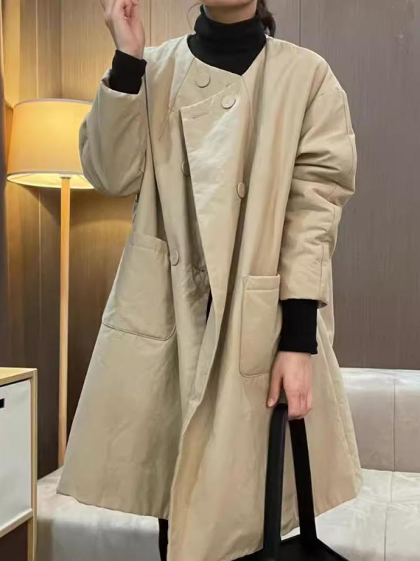 Ženski pamučni kaput u stilu windbreaker, labavog kroja, srednja duljina, okrugli ovratnik, dugi rukavi, prednji zatvarač s jednim redom gumba