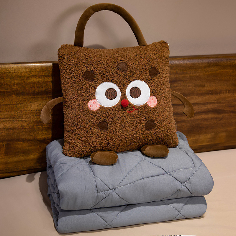 Автомобилна възглавничка‑одеяло 2‑в‑1 за почивка в офиса и комфорт на задната седалка – външен материал: плюшено велур, бродирано и квилтирано, пълнеж: полиестер