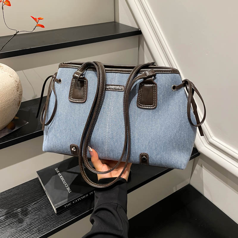 Denim tote táska, nagy kapacitású, cipzáras zárás, belső cipzáras zseb és dokumentumzseb, dupla fogantyú, 2025 ősz