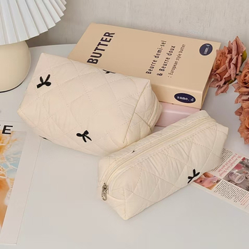 Prenosna torbica za make-up s velikim kapacitetom, mašna detalj, prešivena pamuk tkanina, podstava od poliestera, zatvaranje preklopnim poklopcem