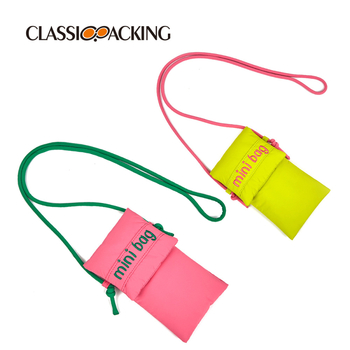 Mobiliojo telefono rankinė iš poliesterio, su uždaru atidarymu, horizontalaus kvadrato formos, tamsaus tinklelio vidus, tinkama laisvalaikio kelionėms