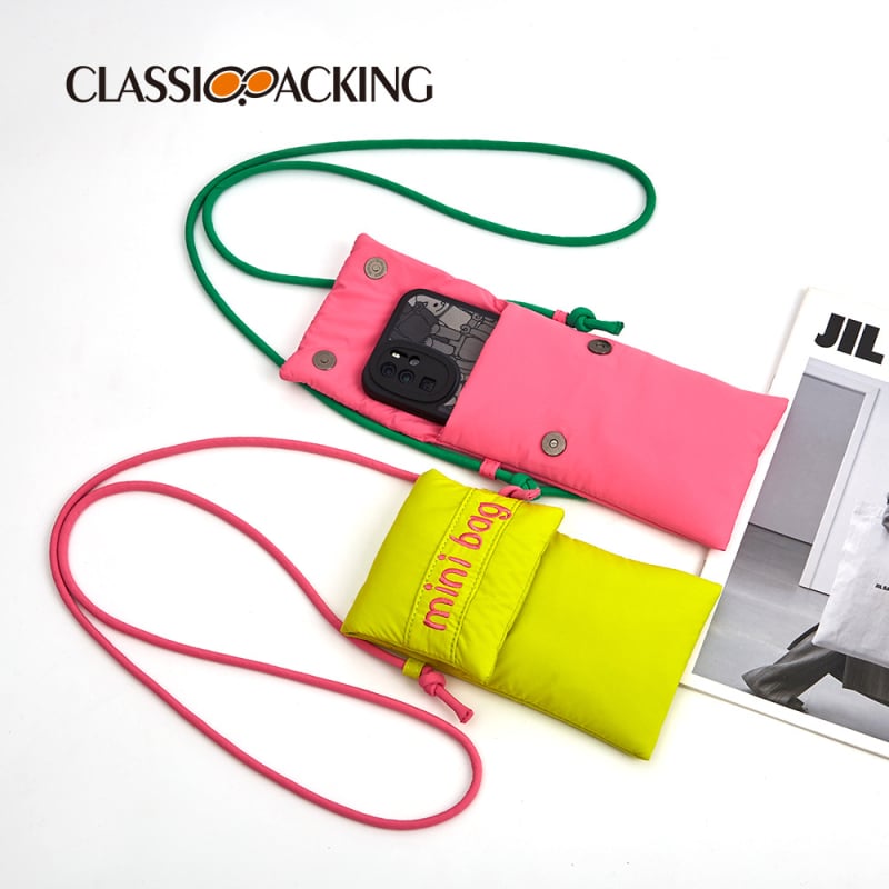 Mobiliojo telefono rankinė iš poliesterio, su uždaru atidarymu, horizontalaus kvadrato formos, tamsaus tinklelio vidus, tinkama laisvalaikio kelionėms