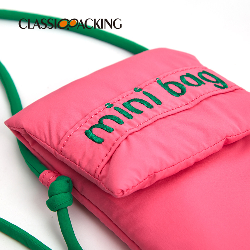 Mobiliojo telefono rankinė iš poliesterio, su uždaru atidarymu, horizontalaus kvadrato formos, tamsaus tinklelio vidus, tinkama laisvalaikio kelionėms