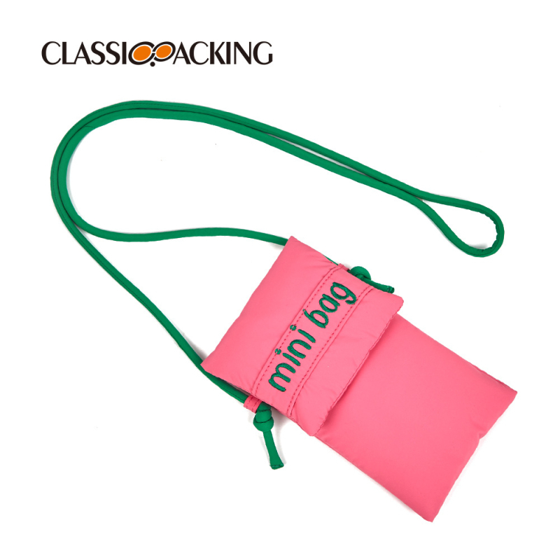 Mobiliojo telefono rankinė iš poliesterio, su uždaru atidarymu, horizontalaus kvadrato formos, tamsaus tinklelio vidus, tinkama laisvalaikio kelionėms