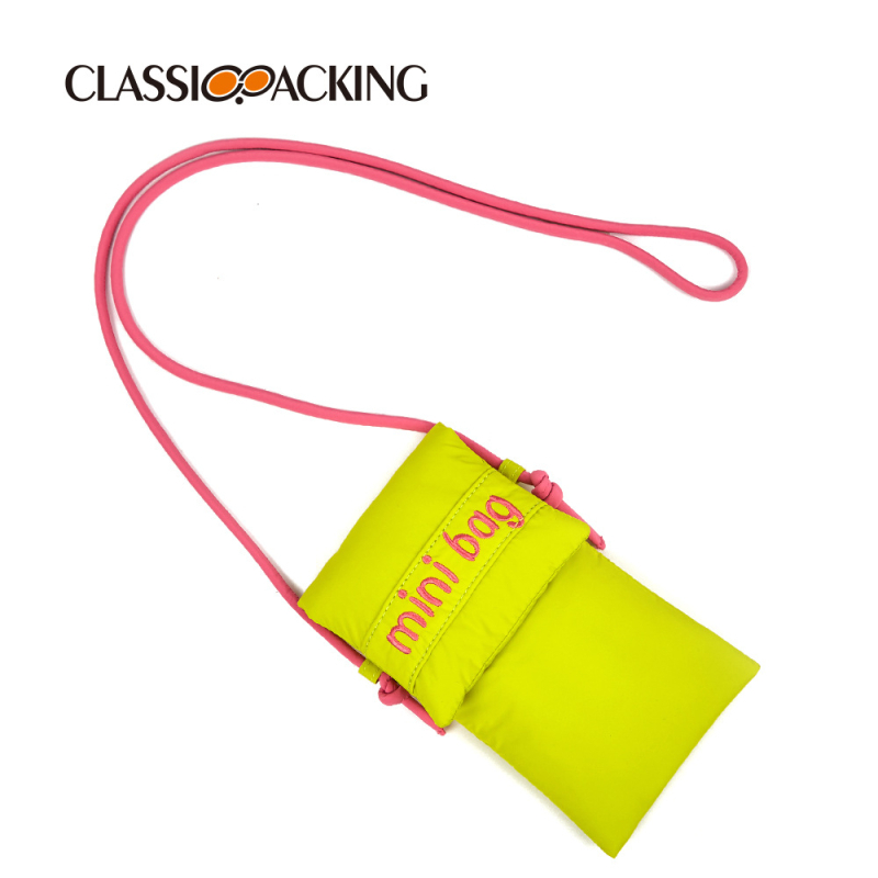 Mobiliojo telefono rankinė iš poliesterio, su uždaru atidarymu, horizontalaus kvadrato formos, tamsaus tinklelio vidus, tinkama laisvalaikio kelionėms