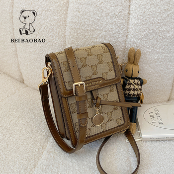 Moteriška mobiliojo telefono rankinė iš drobės su siuvinėjimu – vertikalus kvadrato siluetas, užsegimas dangteliu, kortelių kišnelė, miesto minimalistinis stilius