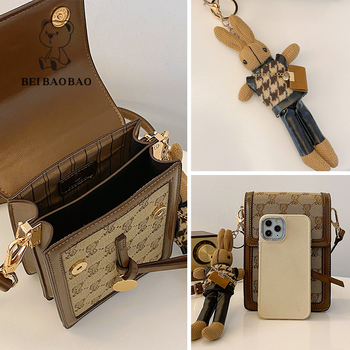 Moteriška mobiliojo telefono rankinė iš drobės su siuvinėjimu – vertikalus kvadrato siluetas, užsegimas dangteliu, kortelių kišnelė, miesto minimalistinis stilius