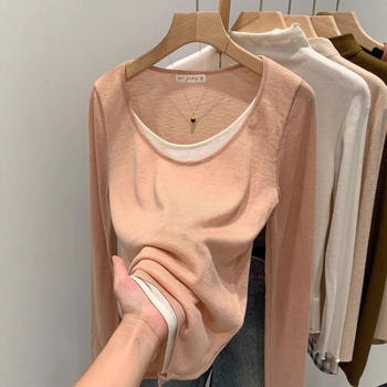 Πλεκτό τοπ με αντίθεση χρωμάτων και patchwork σχέδιο, στρογγυλός λαιμός, μακριά μανίκια, φαρδιά γραμμή, πολυεστέρας 90–95%.