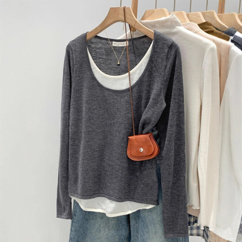 Πλεκτό τοπ με αντίθεση χρωμάτων και patchwork σχέδιο, στρογγυλός λαιμός, μακριά μανίκια, φαρδιά γραμμή, πολυεστέρας 90–95%.