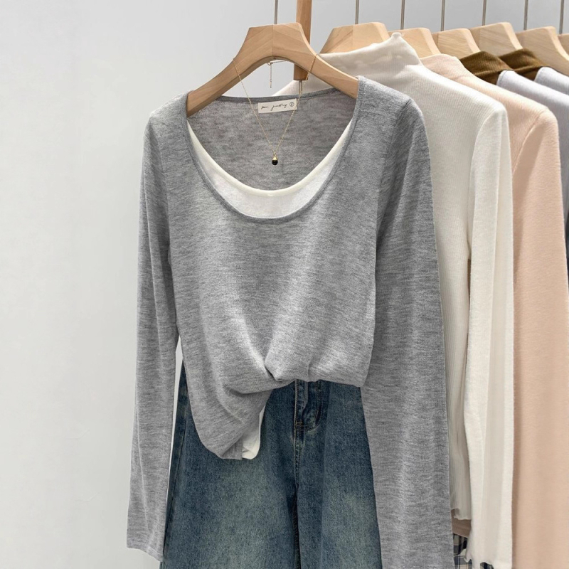 Πλεκτό τοπ με αντίθεση χρωμάτων και patchwork σχέδιο, στρογγυλός λαιμός, μακριά μανίκια, φαρδιά γραμμή, πολυεστέρας 90–95%.