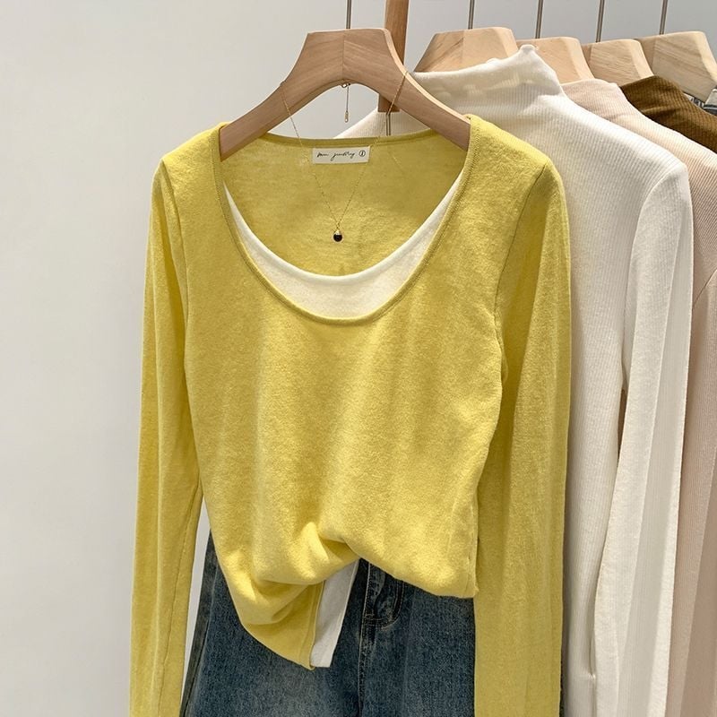 Πλεκτό τοπ με αντίθεση χρωμάτων και patchwork σχέδιο, στρογγυλός λαιμός, μακριά μανίκια, φαρδιά γραμμή, πολυεστέρας 90–95%.