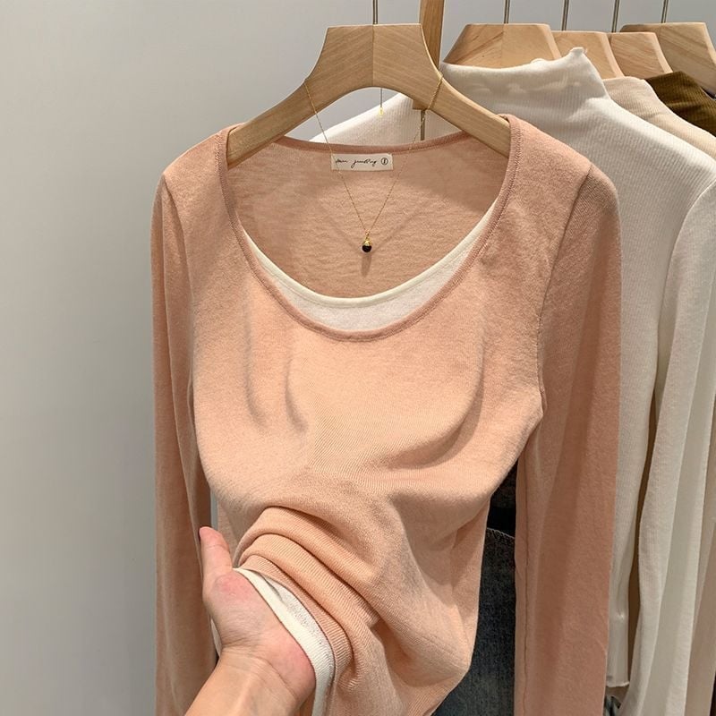 Πλεκτό τοπ με αντίθεση χρωμάτων και patchwork σχέδιο, στρογγυλός λαιμός, μακριά μανίκια, φαρδιά γραμμή, πολυεστέρας 90–95%.