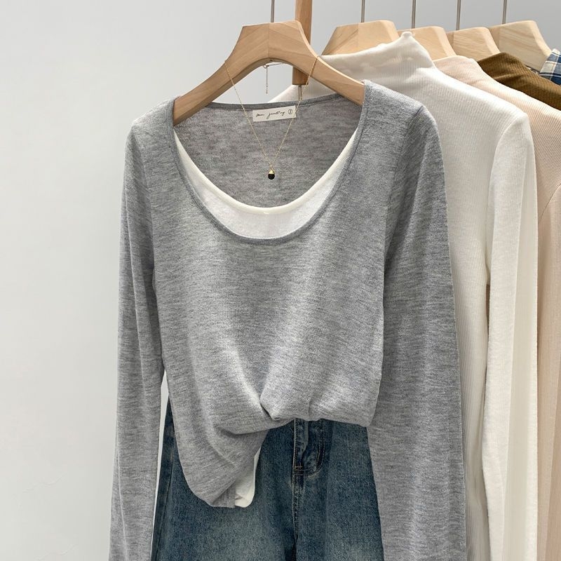 Πλεκτό τοπ με αντίθεση χρωμάτων και patchwork σχέδιο, στρογγυλός λαιμός, μακριά μανίκια, φαρδιά γραμμή, πολυεστέρας 90–95%.