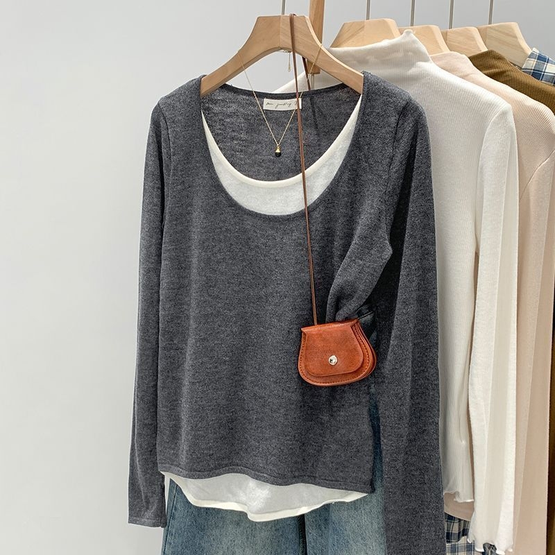 Πλεκτό τοπ με αντίθεση χρωμάτων και patchwork σχέδιο, στρογγυλός λαιμός, μακριά μανίκια, φαρδιά γραμμή, πολυεστέρας 90–95%.