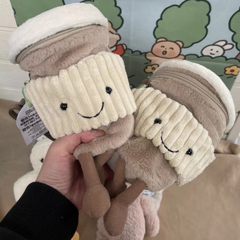 Plüss crossbody táska tej-tea pohár motívummal, ovális alak, vödör-stílus, cipzár