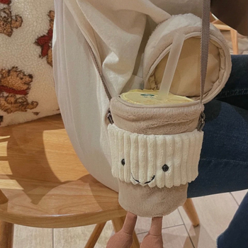 Plüss crossbody táska tej-tea pohár motívummal, ovális alak, vödör-stílus, cipzár