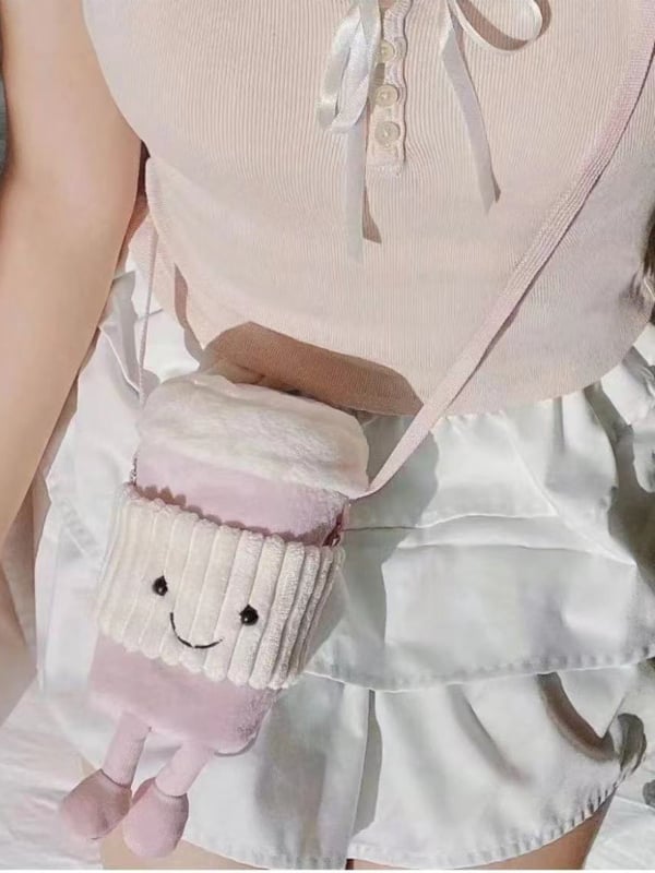 Plüss crossbody táska tej-tea pohár motívummal, ovális alak, vödör-stílus, cipzár