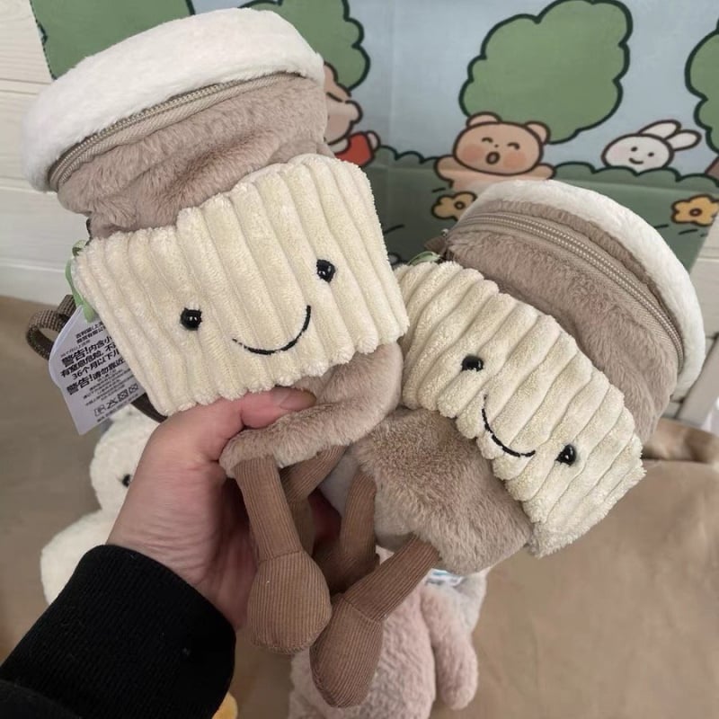 Plüss crossbody táska tej-tea pohár motívummal, ovális alak, vödör-stílus, cipzár
