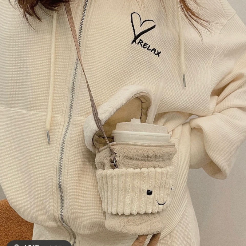 Plüss crossbody táska tej-tea pohár motívummal, ovális alak, vödör-stílus, cipzár