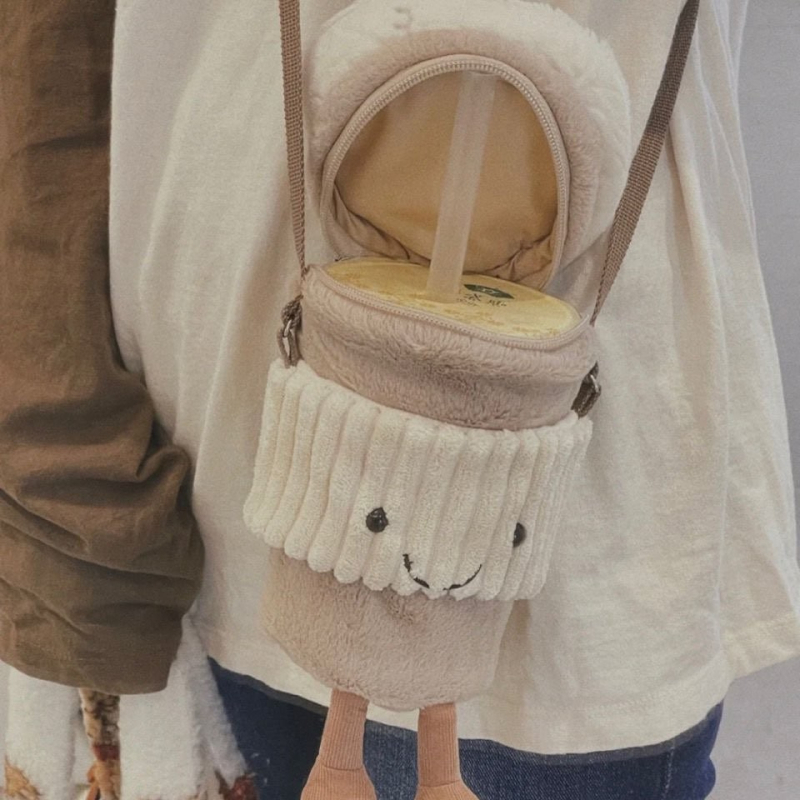 Plüss crossbody táska tej-tea pohár motívummal, ovális alak, vödör-stílus, cipzár