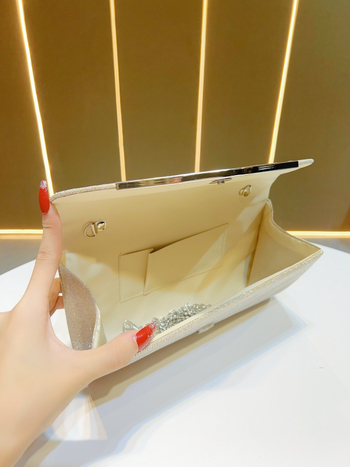 Večernja clutch torbica s sjajnom plisiranom teksturom, vodoravni kvadratni oblik, magnetsko zatvaranje (Materijal: Poliester, Podstava: Poliester, Oblik: Horizontalni kvadrat, Zatvaranje: Magnetsko, Godina/Sezona: Proljeće 2025)