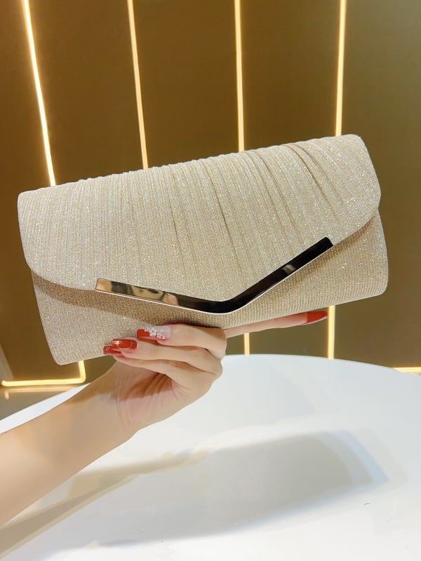 Večernja clutch torbica s sjajnom plisiranom teksturom, vodoravni kvadratni oblik, magnetsko zatvaranje (Materijal: Poliester, Podstava: Poliester, Oblik: Horizontalni kvadrat, Zatvaranje: Magnetsko, Godina/Sezona: Proljeće 2025)