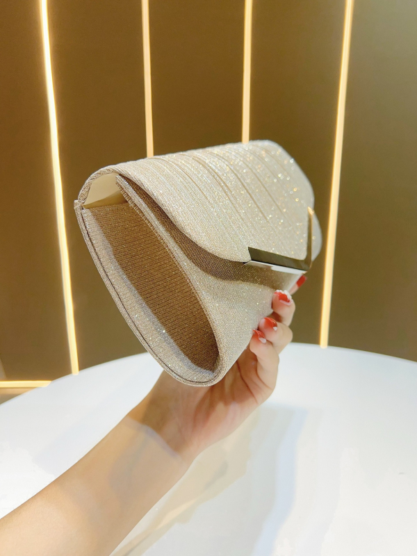 Večernja clutch torbica s sjajnom plisiranom teksturom, vodoravni kvadratni oblik, magnetsko zatvaranje (Materijal: Poliester, Podstava: Poliester, Oblik: Horizontalni kvadrat, Zatvaranje: Magnetsko, Godina/Sezona: Proljeće 2025)