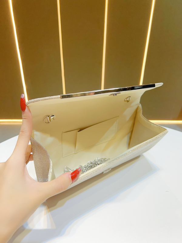 Večernja clutch torbica s sjajnom plisiranom teksturom, vodoravni kvadratni oblik, magnetsko zatvaranje (Materijal: Poliester, Podstava: Poliester, Oblik: Horizontalni kvadrat, Zatvaranje: Magnetsko, Godina/Sezona: Proljeće 2025)