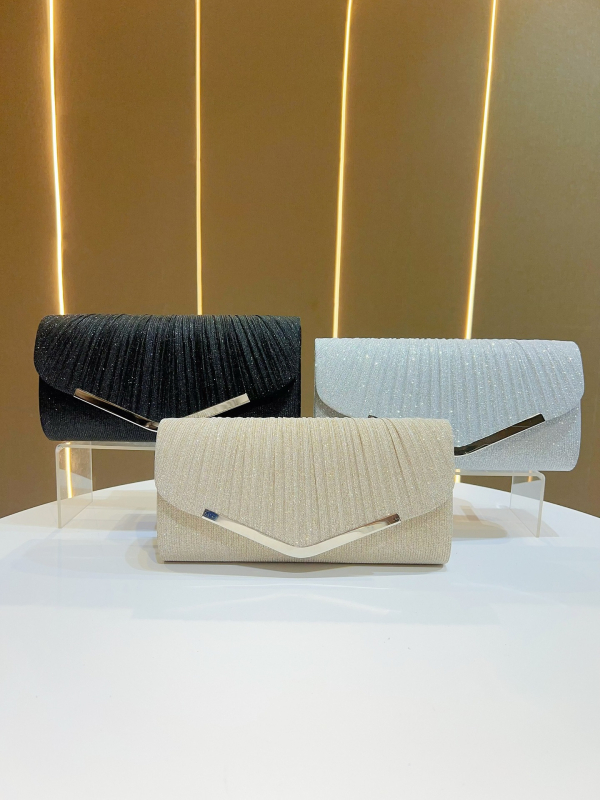 Večernja clutch torbica s sjajnom plisiranom teksturom, vodoravni kvadratni oblik, magnetsko zatvaranje (Materijal: Poliester, Podstava: Poliester, Oblik: Horizontalni kvadrat, Zatvaranje: Magnetsko, Godina/Sezona: Proljeće 2025)