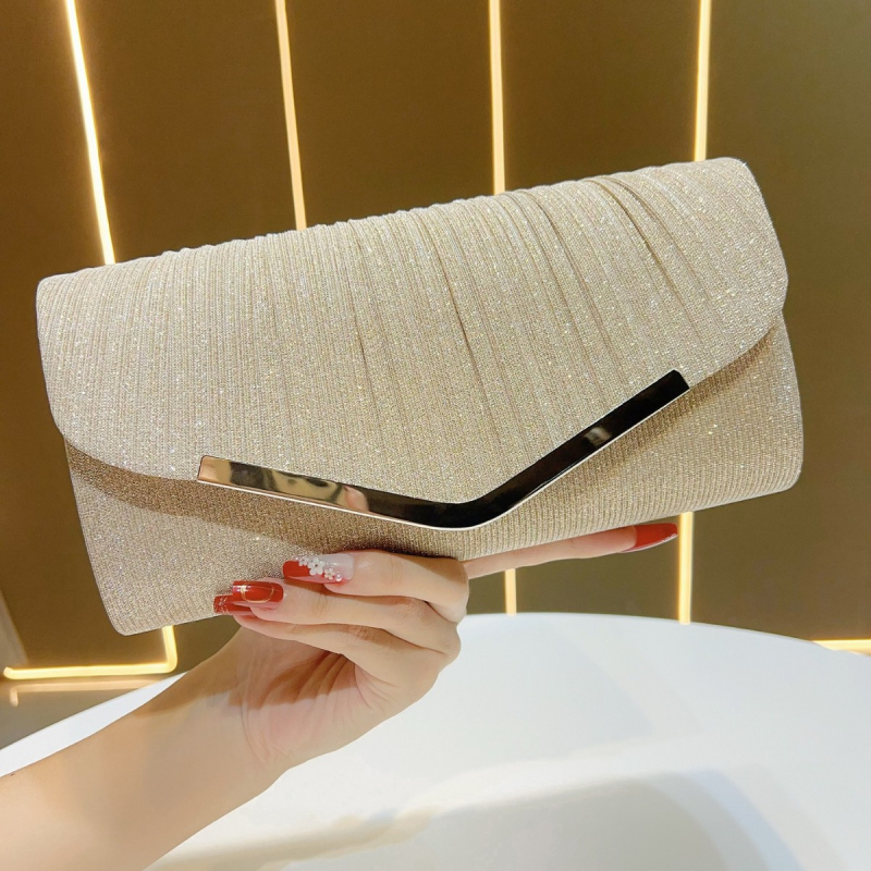 Večernja clutch torbica s sjajnom plisiranom teksturom, vodoravni kvadratni oblik, magnetsko zatvaranje (Materijal: Poliester, Podstava: Poliester, Oblik: Horizontalni kvadrat, Zatvaranje: Magnetsko, Godina/Sezona: Proljeće 2025)