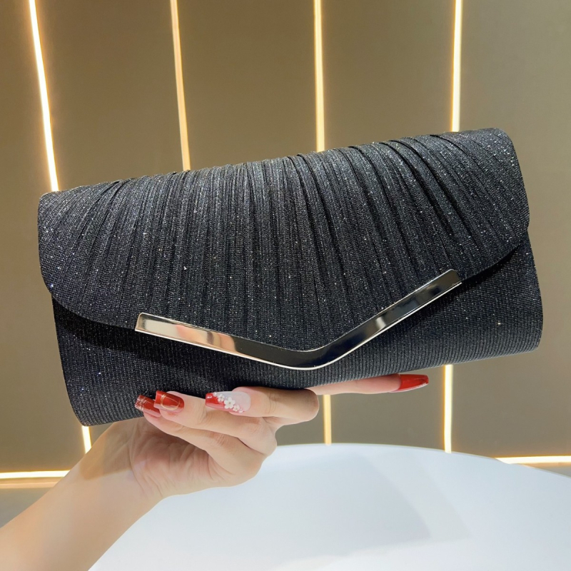 Večernja clutch torbica s sjajnom plisiranom teksturom, vodoravni kvadratni oblik, magnetsko zatvaranje (Materijal: Poliester, Podstava: Poliester, Oblik: Horizontalni kvadrat, Zatvaranje: Magnetsko, Godina/Sezona: Proljeće 2025)